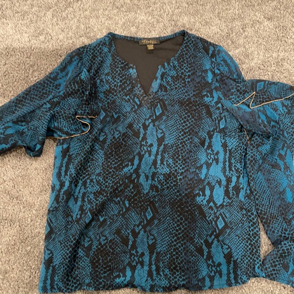 Really cute top with detailed arms - Picture 2 of 2